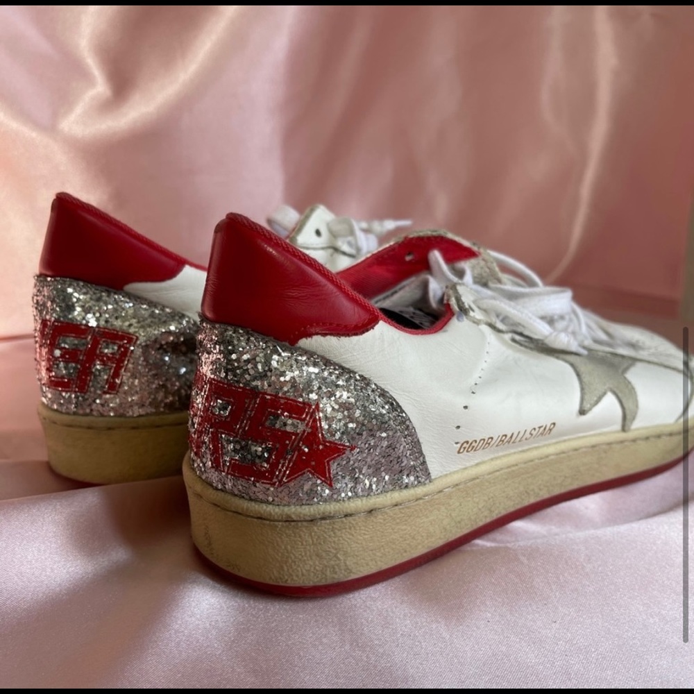 Golden Goose Ballstar Sneakers💖
They have stunning details and a glittery back.